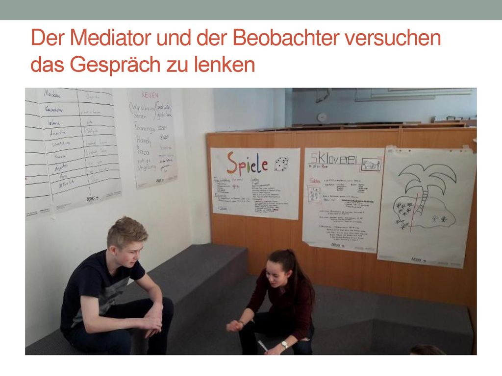 Der Mediator und der Beobachter versuchen das Gespräch zu lenken