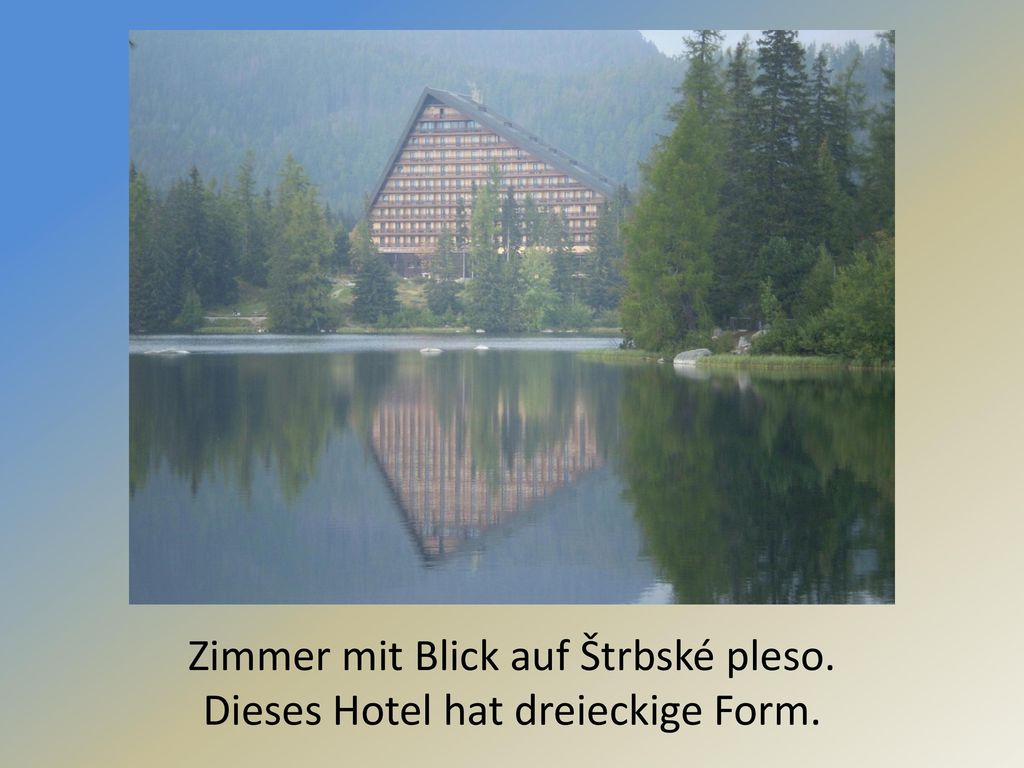 Zimmer mit Blick auf Štrbské pleso. Dieses Hotel hat dreieckige Form.