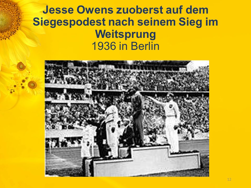 Jesse Owens zuoberst auf dem Siegespodest nach seinem Sieg im Weitsprung 1936 in Berlin