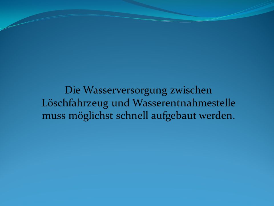 Die Wasserversorgung zwischen Löschfahrzeug und Wasserentnahmestelle muss möglichst schnell aufgebaut werden.