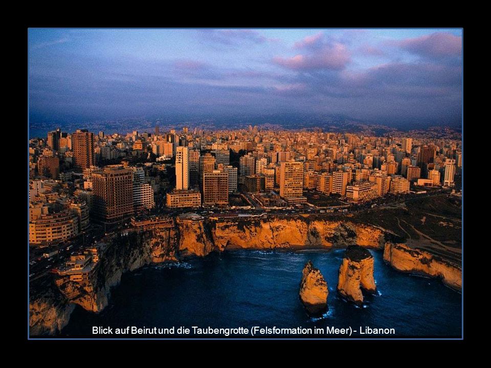 Blick auf Beirut und die Taubengrotte (Felsformation im Meer) - Libanon