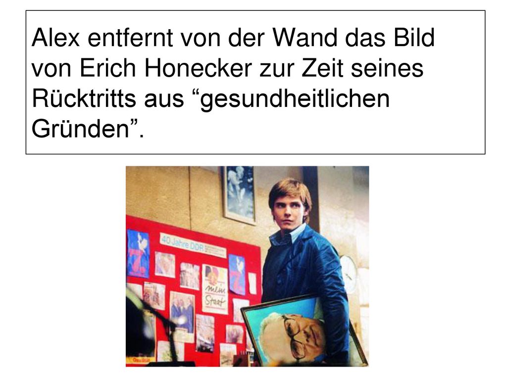 Alex entfernt von der Wand das Bild von Erich Honecker zur Zeit seines Rücktritts aus gesundheitlichen Gründen .