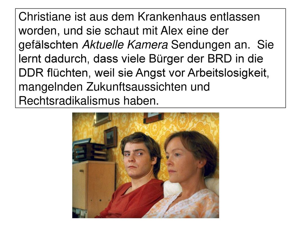 Christiane ist aus dem Krankenhaus entlassen worden, und sie schaut mit Alex eine der gefälschten Aktuelle Kamera Sendungen an.