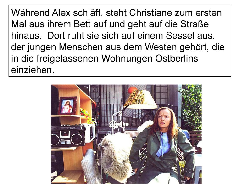 Während Alex schläft, steht Christiane zum ersten Mal aus ihrem Bett auf und geht auf die Straße hinaus.