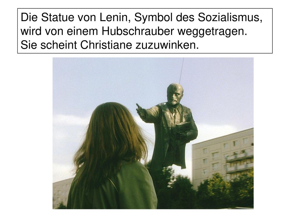 Die Statue von Lenin, Symbol des Sozialismus, wird von einem Hubschrauber weggetragen.