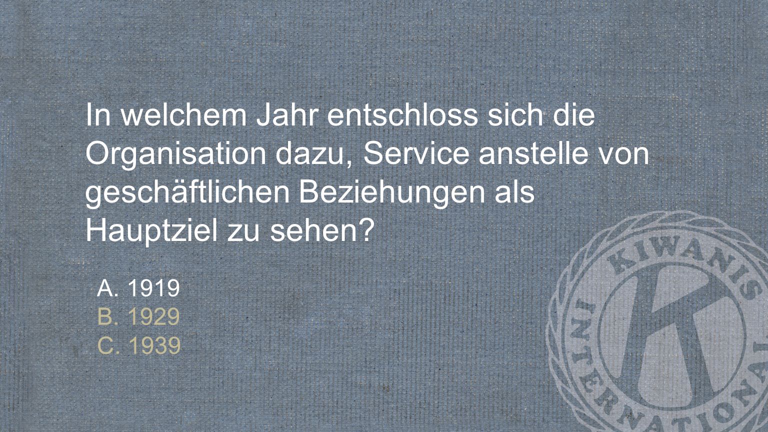 In welchem Jahr entschloss sich die Organisation dazu, Service anstelle von geschäftlichen Beziehungen als Hauptziel zu sehen