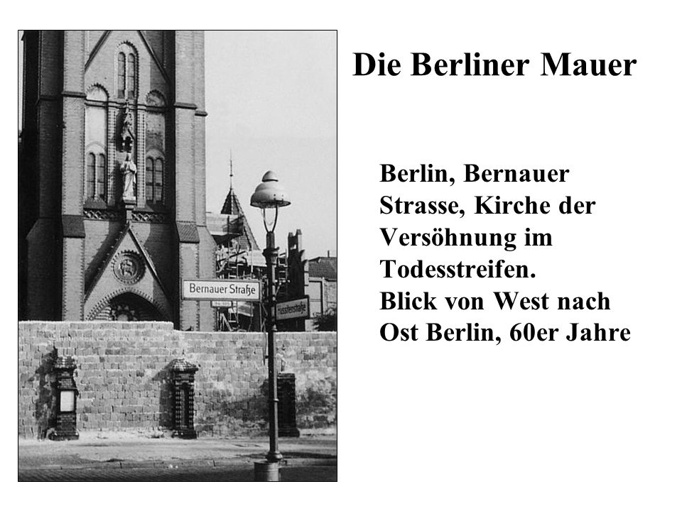 Die Berliner Mauer Berlin, Bernauer Strasse, Kirche der Versöhnung im Todesstreifen.