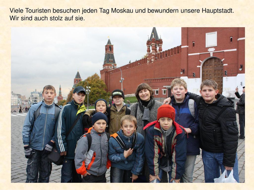 Viele Touristen besuchen jeden Tag Moskau und bewundern unsere Hauptstadt.