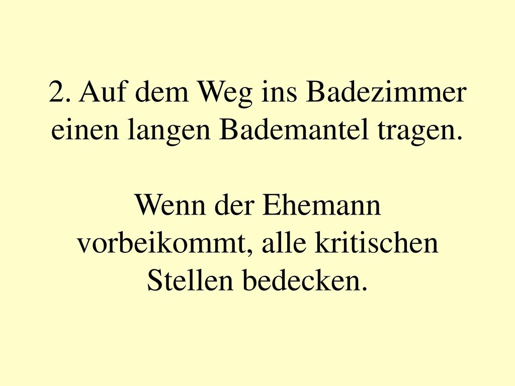 2. Auf dem Weg ins Badezimmer einen langen Bademantel tragen