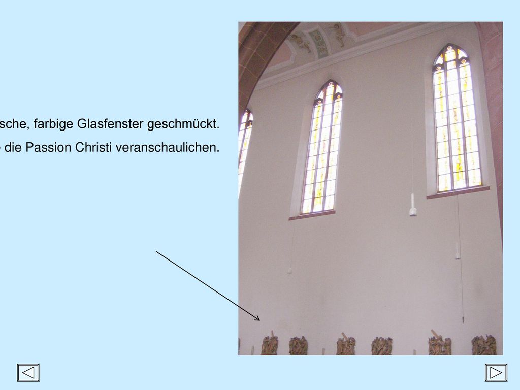 Die Wände werden durch große, typisch gotische, farbige Glasfenster geschmückt.