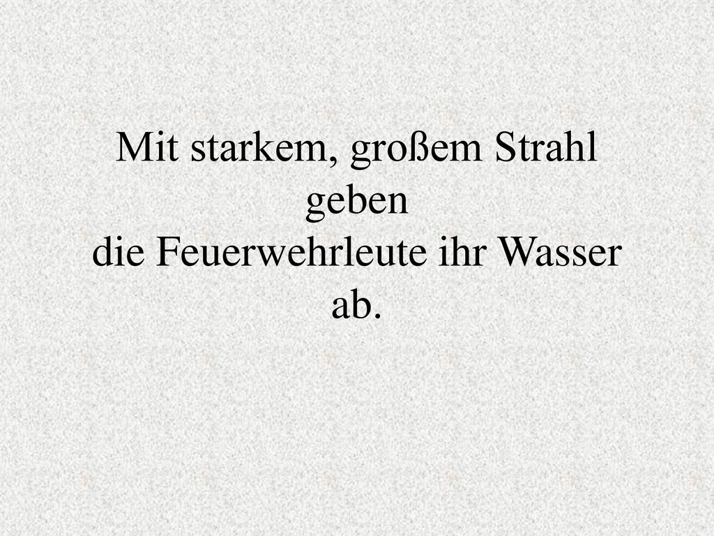 Mit starkem, großem Strahl geben die Feuerwehrleute ihr Wasser ab.