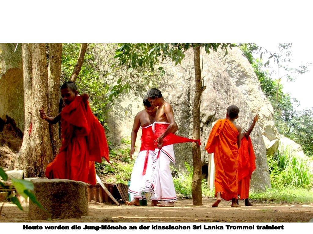 Heute werden die Jung-Mönche an der klassischen Sri Lanka Trommel trainiert