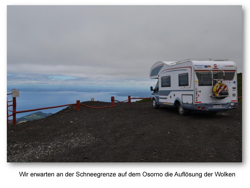 Wir erwarten an der Schneegrenze auf dem Osorno die Auflösung der Wolken