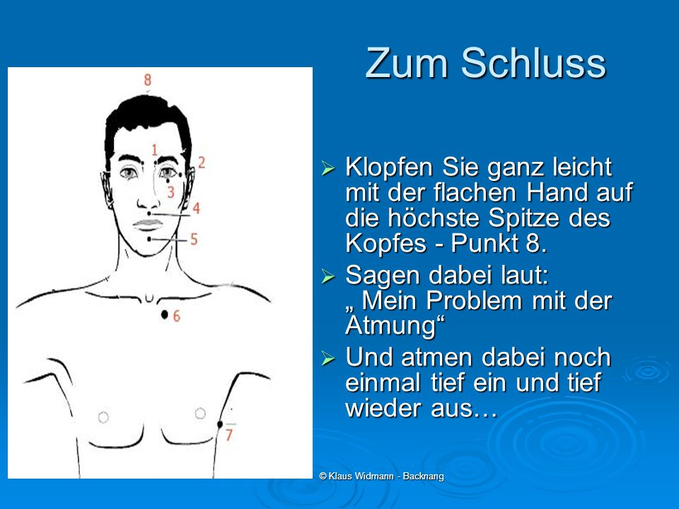 Zum Schluss Klopfen Sie ganz leicht mit der flachen Hand auf die höchste Spitze des Kopfes - Punkt 8.