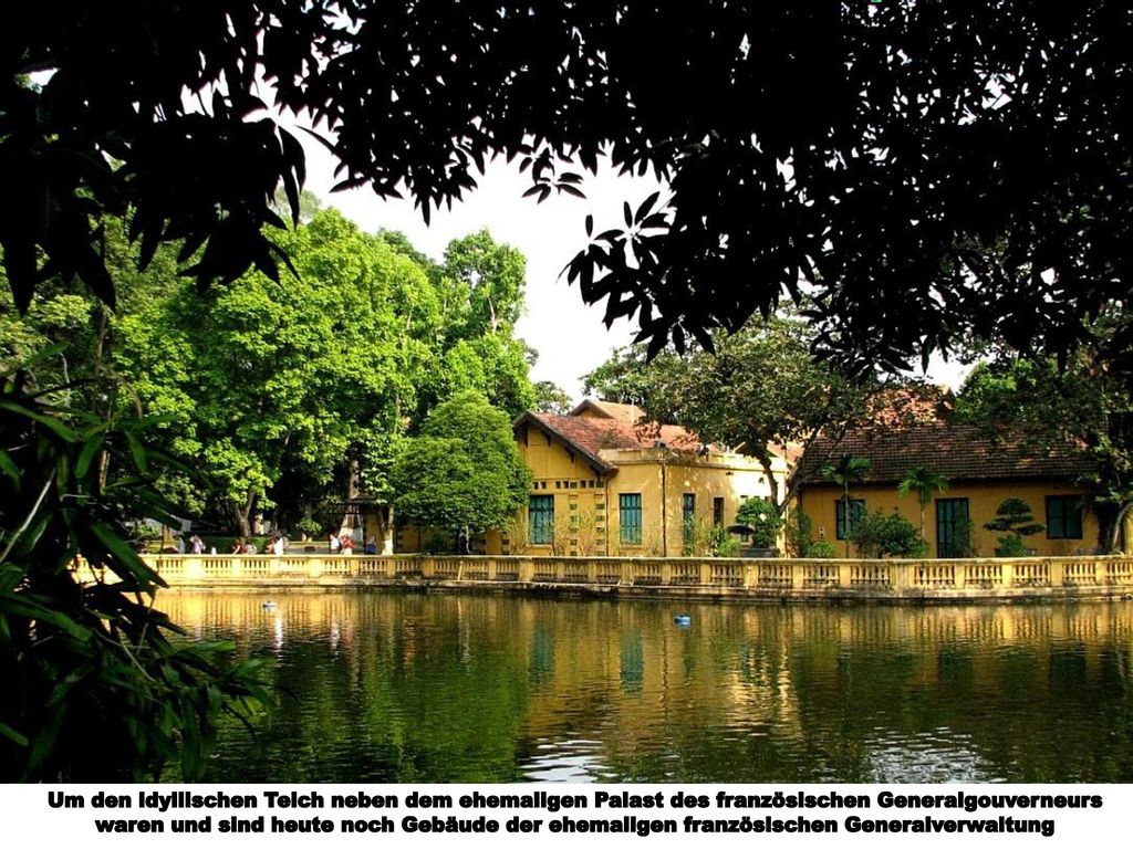 Um den idyllischen Teich neben dem ehemaligen Palast des französischen Generalgouverneurs