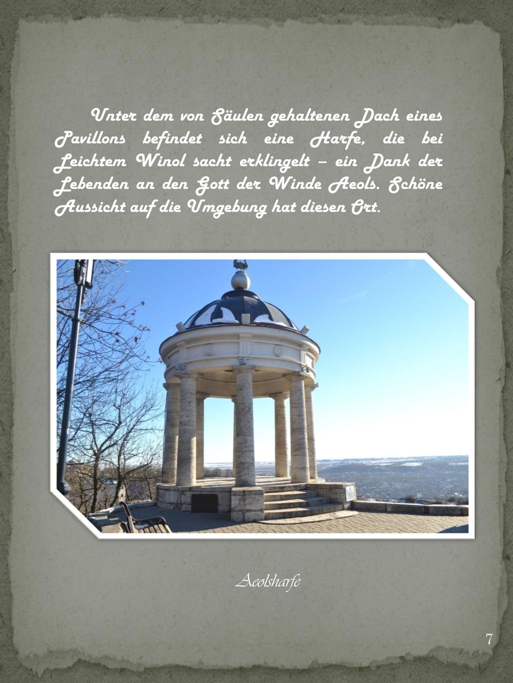 Unter dem von Säulen gehaltenen Dach eines Pavillons befindet sich eine Harfe, die bei Leichtem Winol sacht erklingelt – ein Dank der Lebenden an den Gott der Winde Aeols. Schöne Aussicht auf die Umgebung hat diesen Ort.