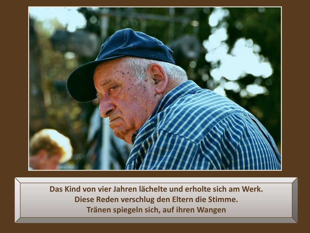 Das Kind von vier Jahren lächelte und erholte sich am Werk.