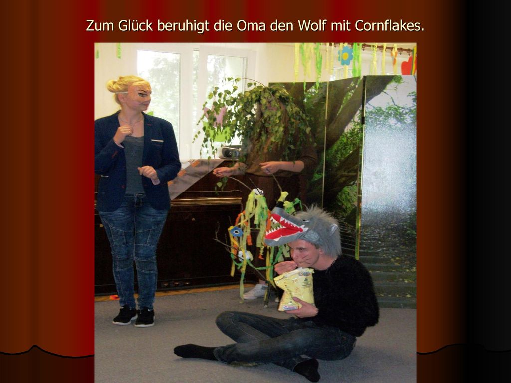 Zum Glück beruhigt die Oma den Wolf mit Cornflakes.