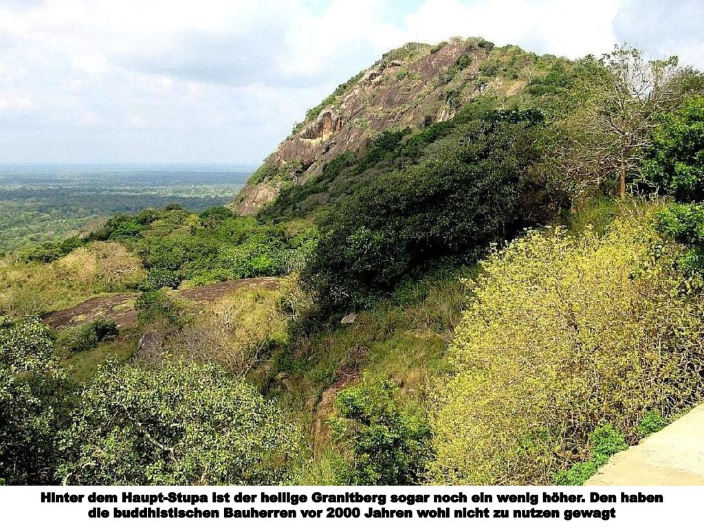 Hinter dem Haupt-Stupa ist der heilige Granitberg sogar noch ein wenig höher. Den haben