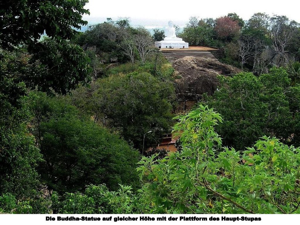 Die Buddha-Statue auf gleicher Höhe mit der Plattform des Haupt-Stupas