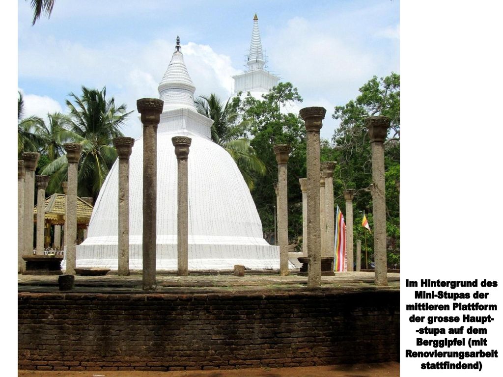 Im Hintergrund des Mini-Stupas der. mittleren Plattform. der grosse Haupt- -stupa auf dem. Berggipfel (mit.