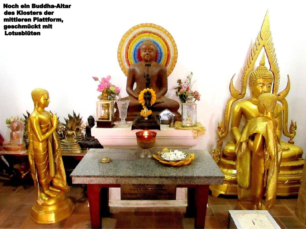 Noch ein Buddha-Altar des Klosters der mittleren Plattform, geschmückt mit Lotusblüten