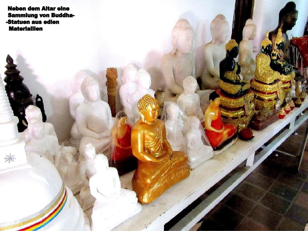 Neben dem Altar eine Sammlung von Buddha- -Statuen aus edlen Materiallien
