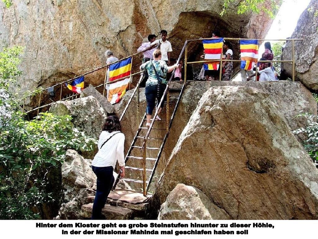 Hinter dem Kloster geht es grobe Steinstufen hinunter zu dieser Höhle,