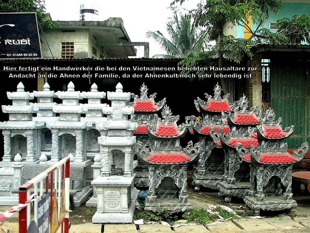 Hier fertigt ein Handwerker die bei den Vietnamesen beliebten Hausaltare zur