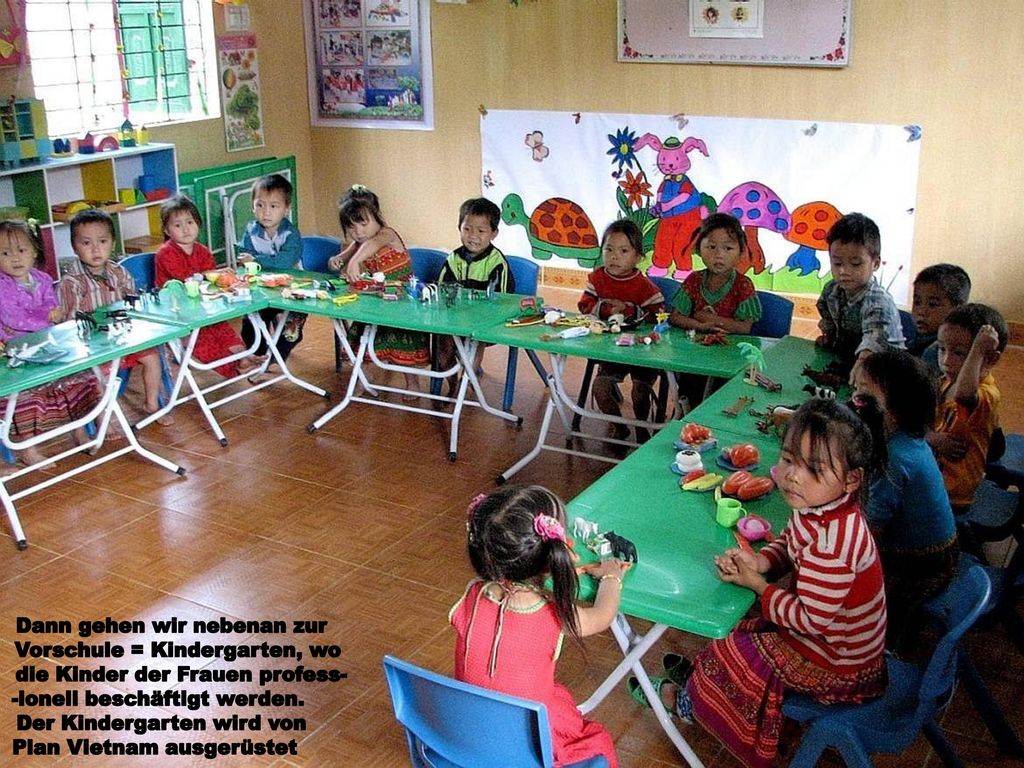 Dann gehen wir nebenan zur Vorschule = Kindergarten, wo