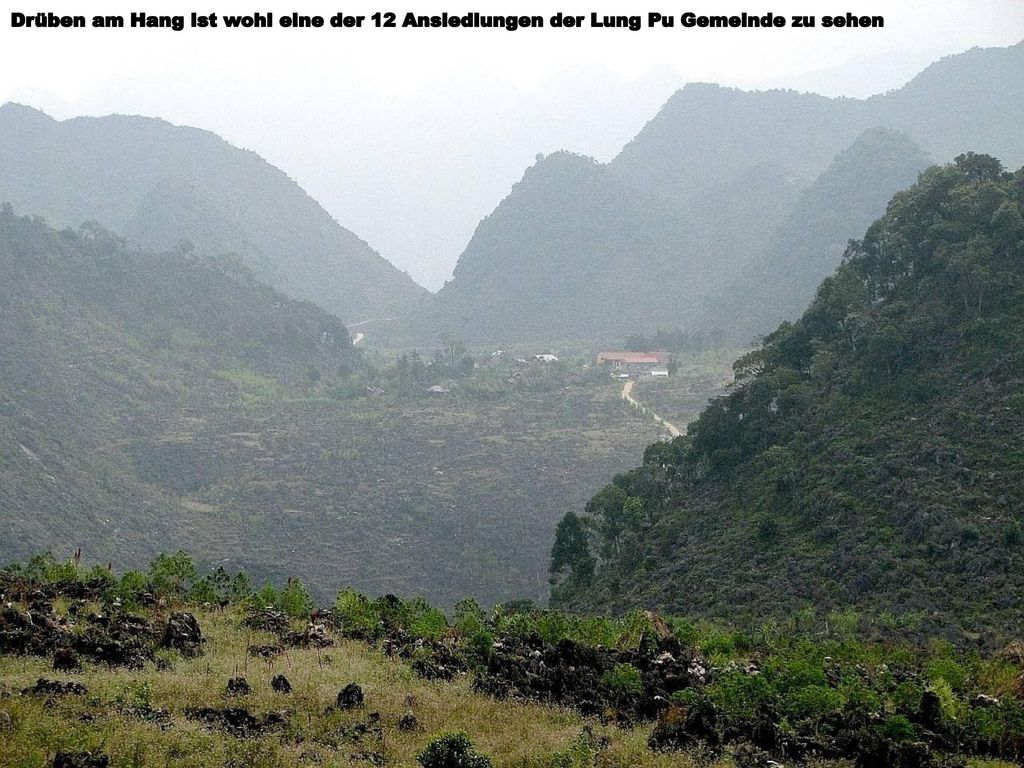 Drüben am Hang ist wohl eine der 12 Ansiedlungen der Lung Pu Gemeinde zu sehen