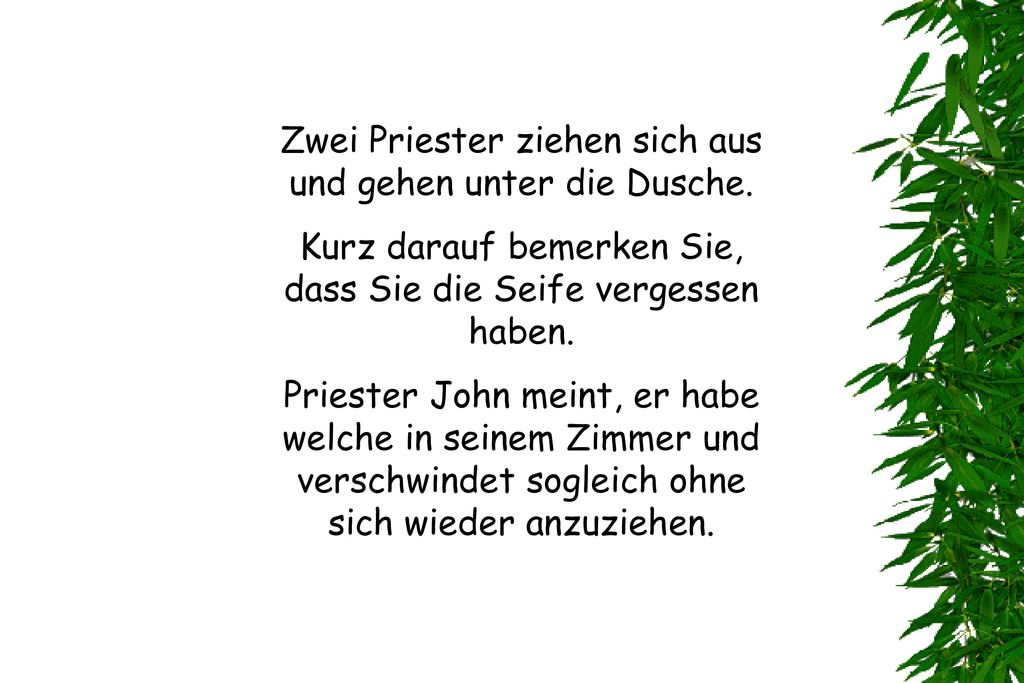 Zwei Priester ziehen sich aus und gehen unter die Dusche.