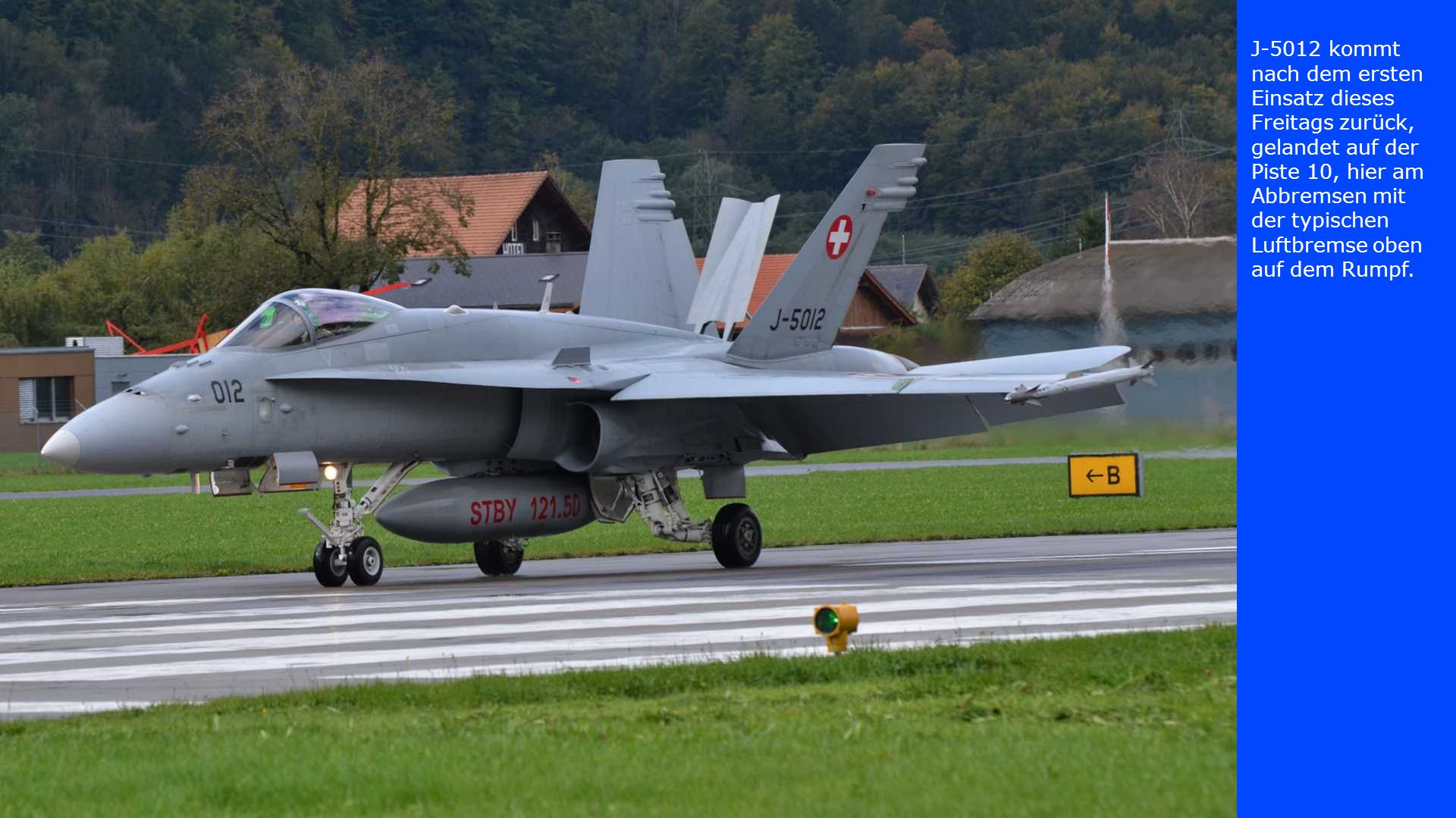 J-5012 kommt nach dem ersten Einsatz dieses Freitags zurück, gelandet auf der Piste 10, hier am Abbremsen mit der typischen Luftbremse oben auf dem Rumpf.