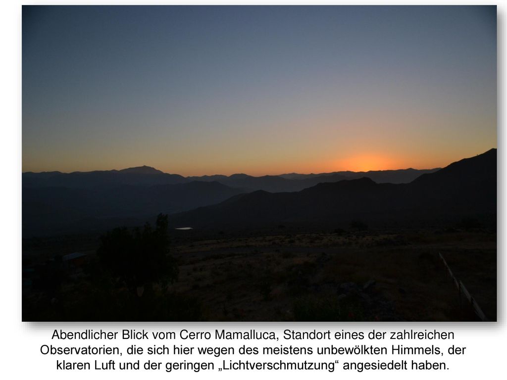 Abendlicher Blick vom Cerro Mamalluca, Standort eines der zahlreichen Observatorien, die sich hier wegen des meistens unbewölkten Himmels, der klaren Luft und der geringen „Lichtverschmutzung angesiedelt haben.