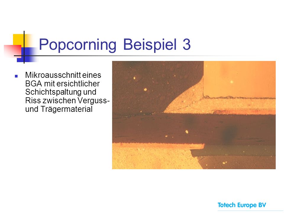 Popcorning Beispiel 3 Mikroausschnitt eines BGA mit ersichtlicher Schichtspaltung und Riss zwischen Verguss- und Trägermaterial.