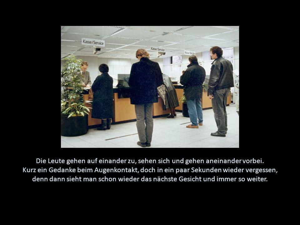 Die Leute gehen auf einander zu, sehen sich und gehen aneinander vorbei.