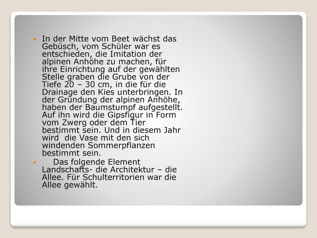 In der Mitte vom Beet wächst das Gebüsch, vom Schüler war es entschieden, die Imitation der alpinen Anhöhe zu machen, für ihre Einrichtung auf der gewählten Stelle graben die Grube von der Tiefe 20 – 30 cm, in die für die Drainage den Kies unterbringen. In der Gründung der alpinen Anhöhe, haben der Baumstumpf aufgestellt. Auf ihn wird die Gipsfigur in Form vom Zwerg oder dem Tier bestimmt sein. Und in diesem Jahr wird die Vase mit den sich windenden Sommerpflanzen bestimmt sein.