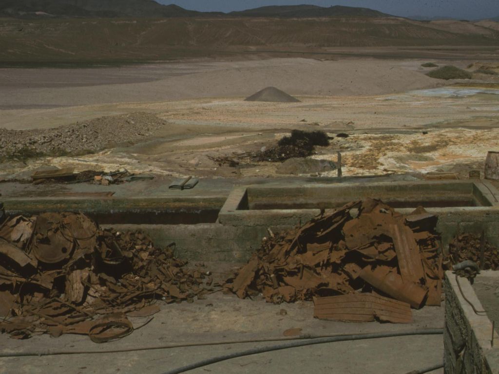 Auf diesem Foto sieht man Eisenschrott und Betonbecken, die mit Wasser und den dort zu findenden Kupfersalzen gefüllt werden. Der Eisenschrott wird anschließend hinzugefügt.