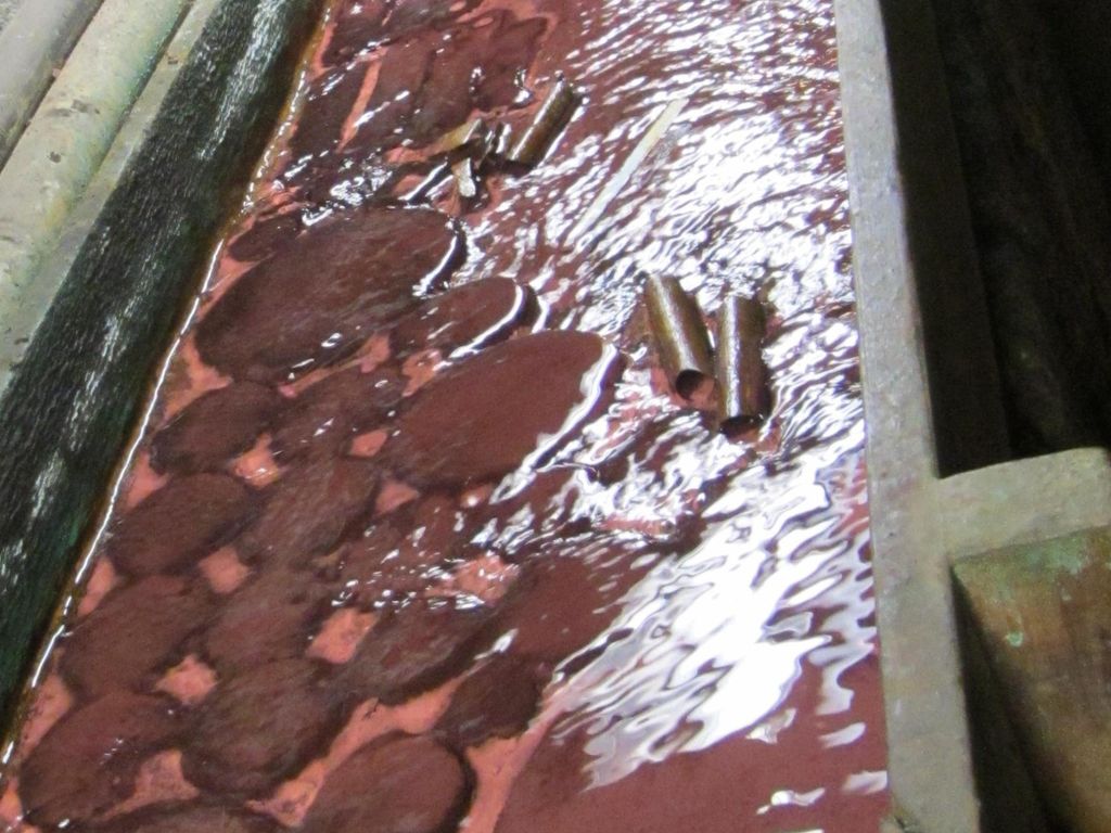 Im Bergwerk wird heute zur Demonstration der Kupfergewinnung durch Zementation aus dem Wänden tropfendes Wasser in Becken geleitet.