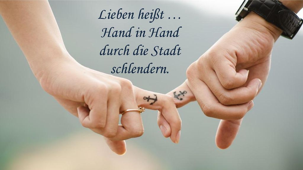 Lieben heißt … Hand in Hand durch die Stadt schlendern.