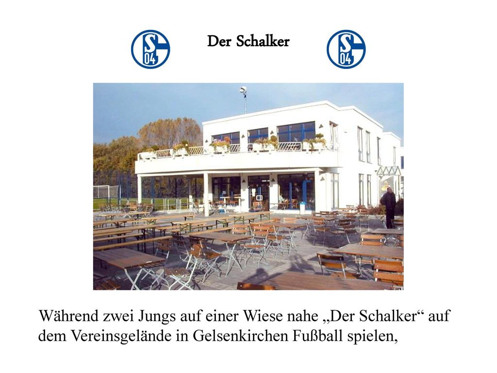Der Schalker Während zwei Jungs auf einer Wiese nahe „Der Schalker auf dem Vereinsgelände in Gelsenkirchen Fußball spielen,