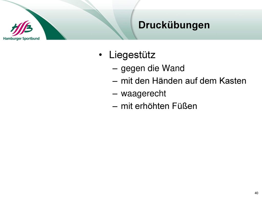 Druckübungen Liegestütz gegen die Wand mit den Händen auf dem Kasten