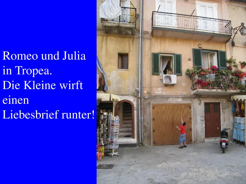 Romeo und Julia in Tropea. Die Kleine wirft einen Liebesbrief runter!