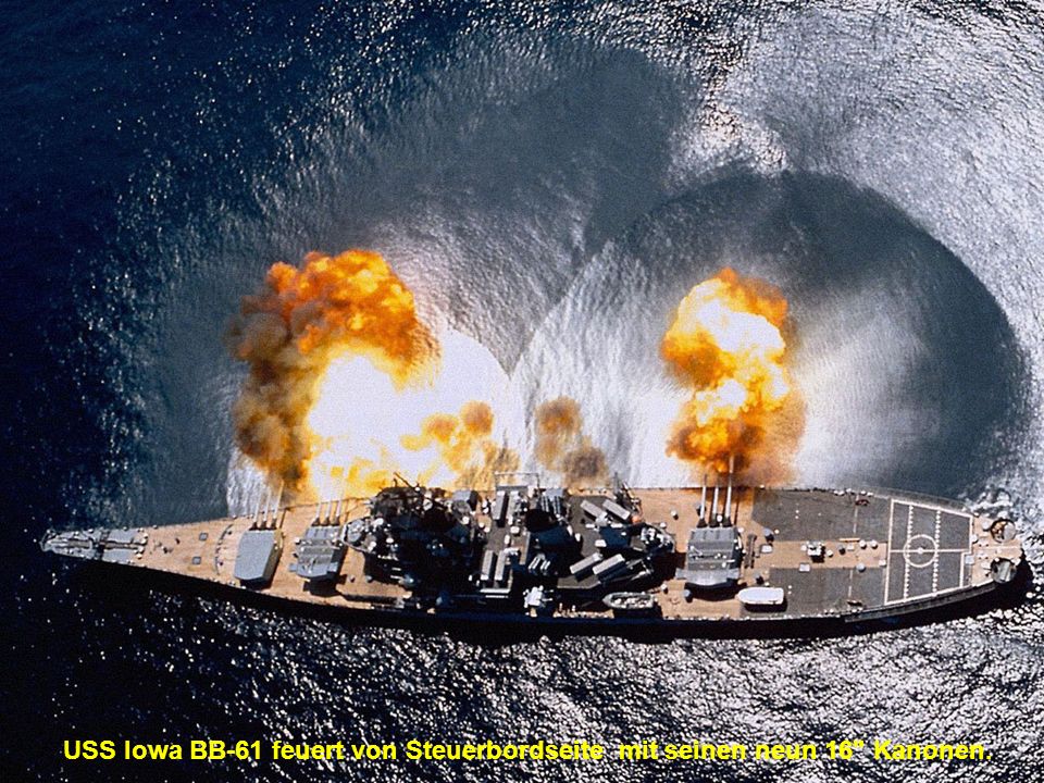 USS Iowa BB-61 feuert von Steuerbordseite mit seinen neun 16 Kanonen.