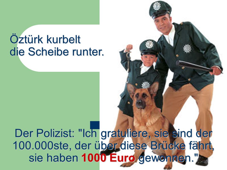 Öztürk kurbelt die Scheibe runter.