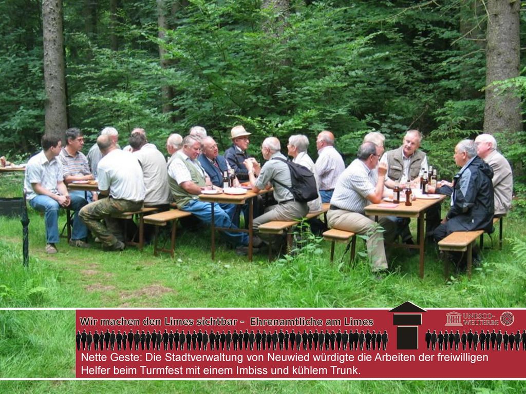 Nette Geste: Die Stadtverwaltung von Neuwied würdigte die Arbeiten der freiwilligen Helfer beim Turmfest mit einem Imbiss und kühlem Trunk.