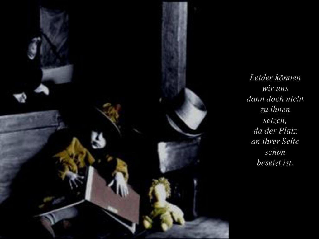 Leider können wir uns. dann doch nicht. zu ihnen. setzen, da der Platz. an ihrer Seite. schon.