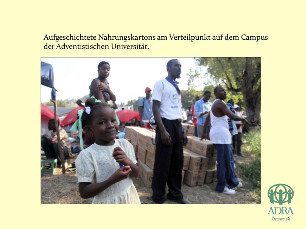 Aufgeschichtete Nahrungskartons am Verteilpunkt auf dem Campus der Adventistischen Universität.