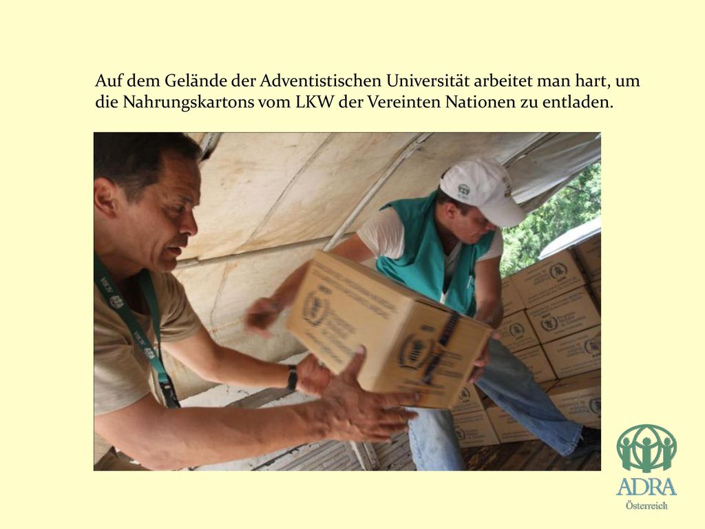 Auf dem Gelände der Adventistischen Universität arbeitet man hart, um die Nahrungskartons vom LKW der Vereinten Nationen zu entladen.