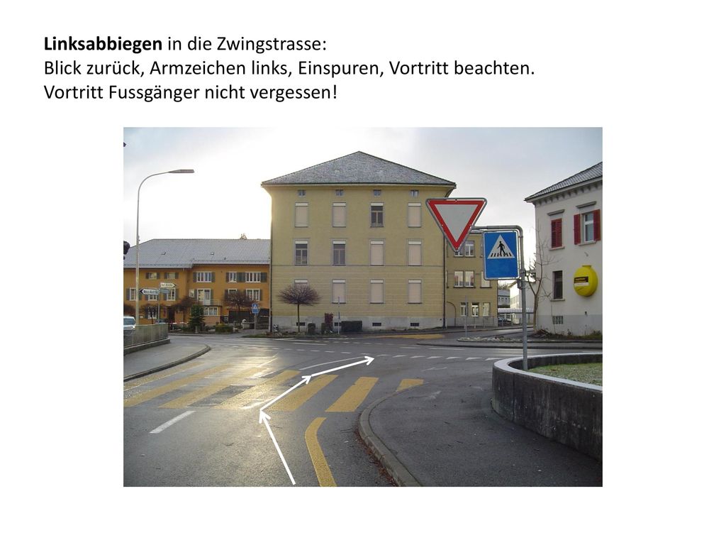 Linksabbiegen in die Zwingstrasse: Blick zurück, Armzeichen links, Einspuren, Vortritt beachten.